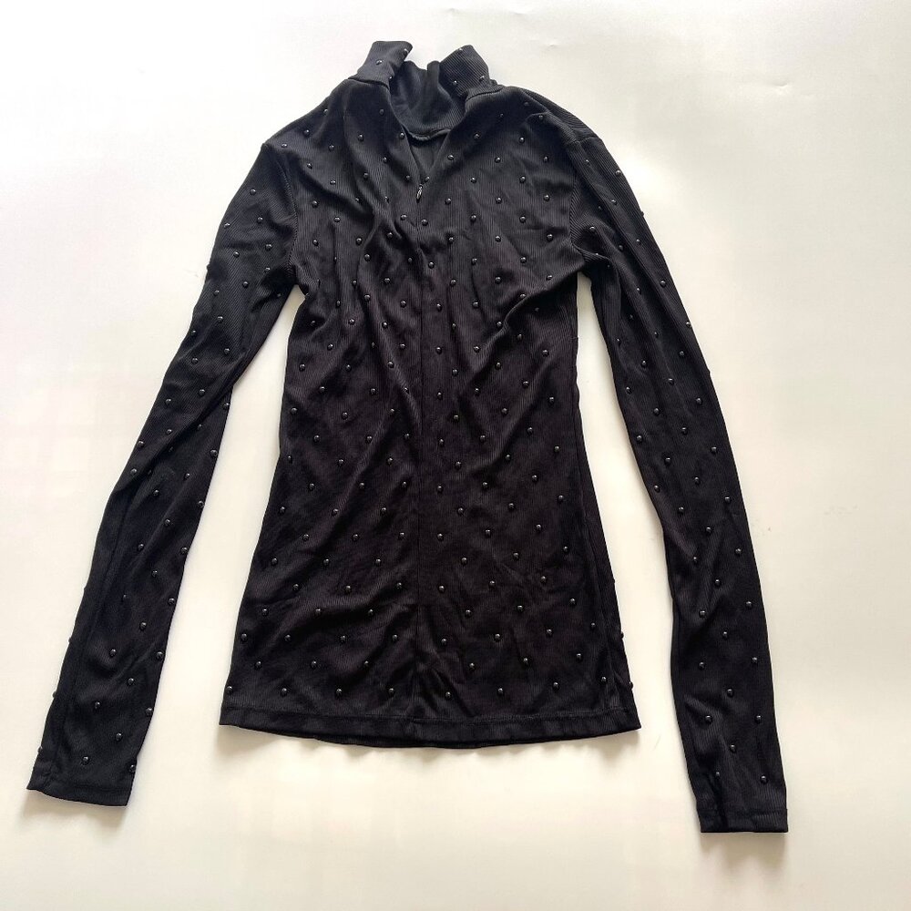 H&M black textured top vneck with zipper pre owned size 4